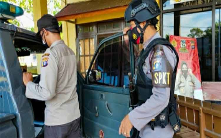 Personel Polsek Kapuas Hilir Rutin Cek Kondisi Ranmor Dinas