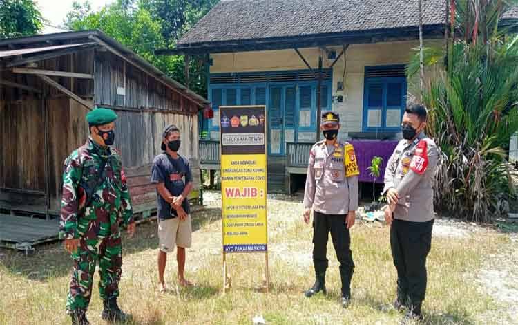 TNI dan Polri di Gunung Mas Sosialisasikan Larangan Mudik dan Edukasi Prokes