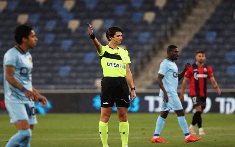 Wasit Transgender Catat Sejarah Sepak Bola Israel