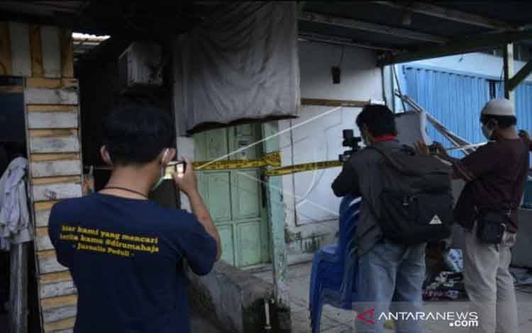 Densus 88 Amankan Barang dari Markas Eks FPI Makassar