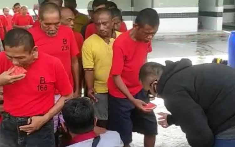 Pria Pengumpat Pengunjung Mal Bermasker Diberi Sanksi Kerja Sosial
