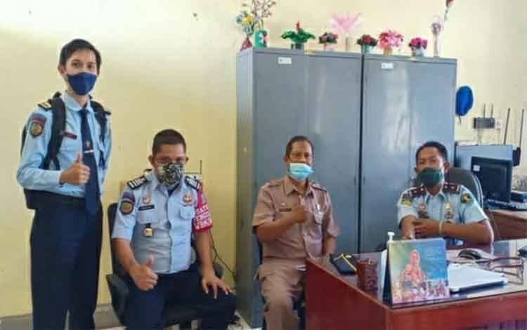 Rutan Kuala Kapuas Gandeng Bapas Palangka Raya Laksanakan Program Asimilasi Kerja Luar