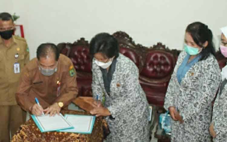 Disdukcapil Kapuas Gandeng IBI Percepatan Kepemilikan Akte Kelahiran dan KIA