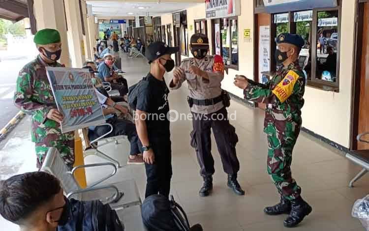 Satu Hari Jelang Larangan Mudik, Petugas Gabungan Gelar Operasi Yustisi di Bandara Lanud Iskandar Pangkalan Bun