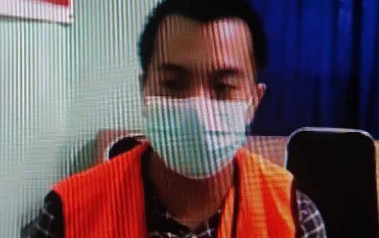 Nedin Driano (rompi orange) terdakwa kasus penipuan