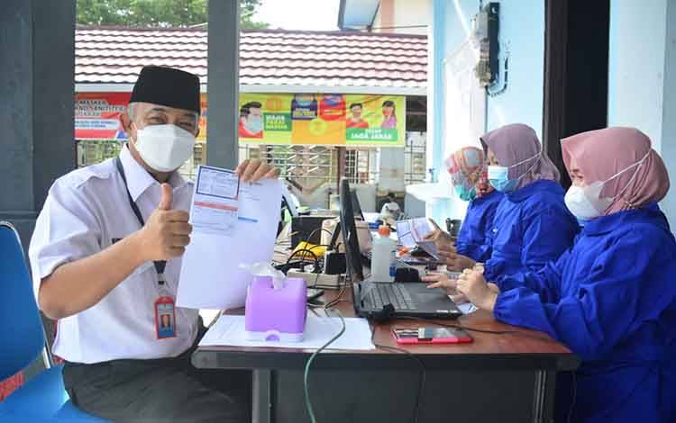 Pegawai Diskominfo dan Statistik Seruyan Jalani Vaksinasi Covid-19