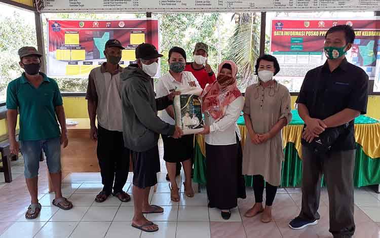 Penyaluran Beras Zakat H Abdul Rasyid AS dan Hj Nuriyah di Kelurahan Marang Diprioritaskan Untuk Lansia