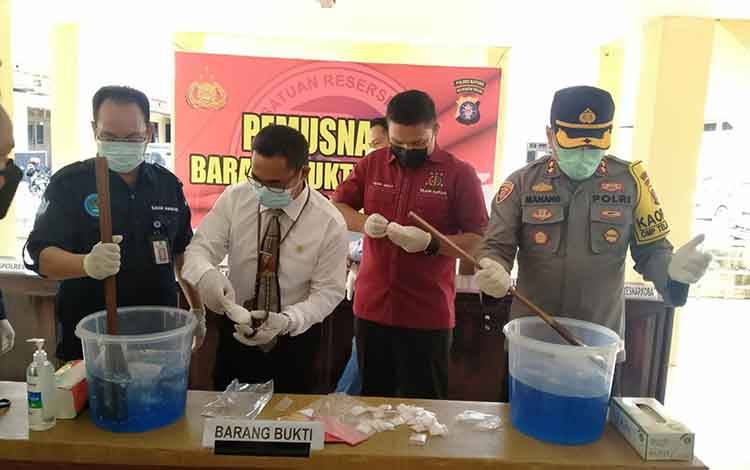 Polres Kapuas Musnahkan Sabu Setengah Kilogram Gram Lebih