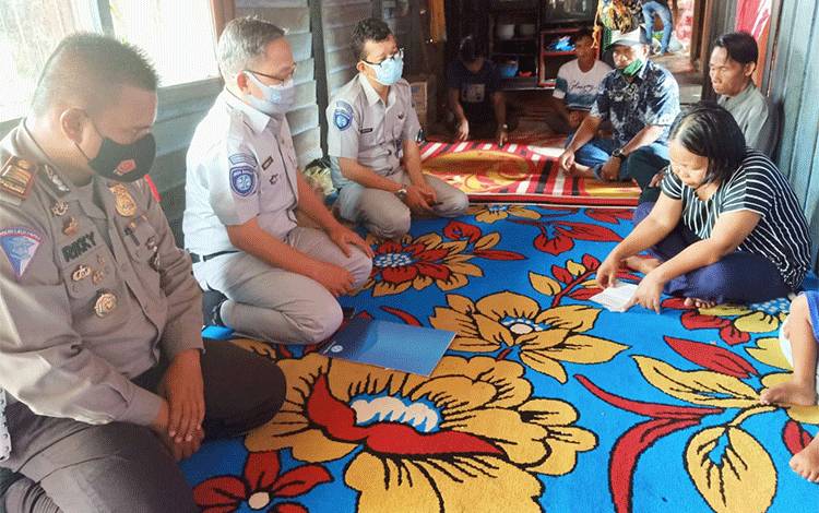 Jasa Raharja Serahkan Santunan Laka Kalampangan dan RTA Milono