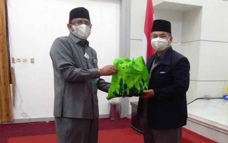 KPN Al Ikhlas Kanwil Kemenag Kalteng Bagikan 118 Paket Lebaran Kkpada Anggota