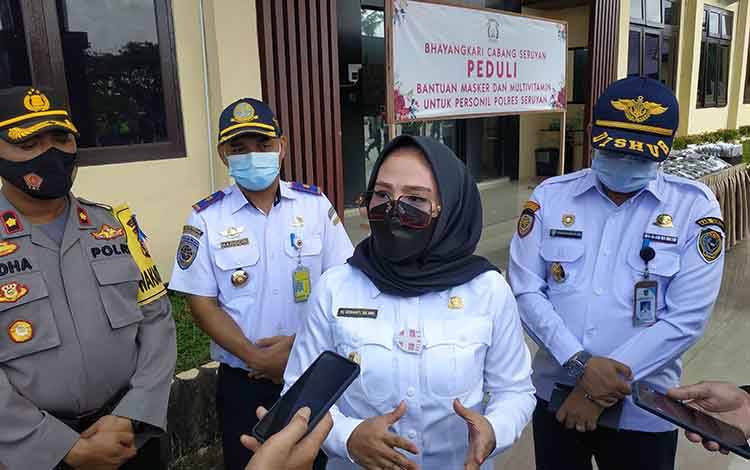 Wakil Bupati Seruyan, Iswanti memberikan keterangan kepada wartawan.