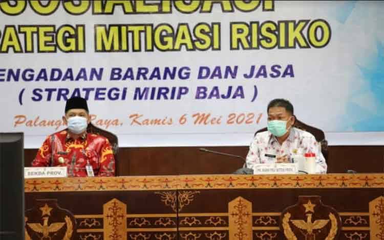 Sekretaris Daerah (Sekda) Provinsi Kalimantan Tengah (Kalteng) Fahrizal Fitri saat sosialisasi Strategi Mitigasi Risiko Pengadaan Barang dan Jasa (PBJ), di Aula Eka Hapakat, Kantor Gubernur Kalteng, Kamis 6 Mei 2021.