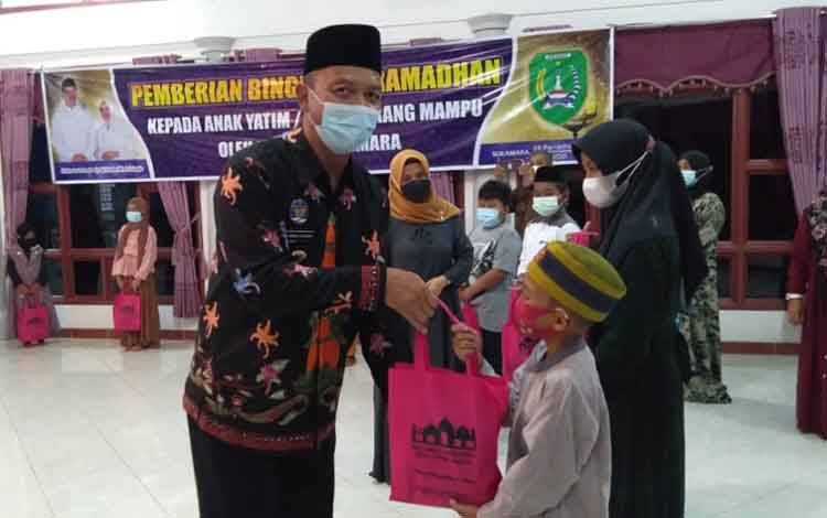 Pemkab Sukamara Bagikan 300 Paket Ramadan Kepada Anak Yatim dan Kurang Mampu