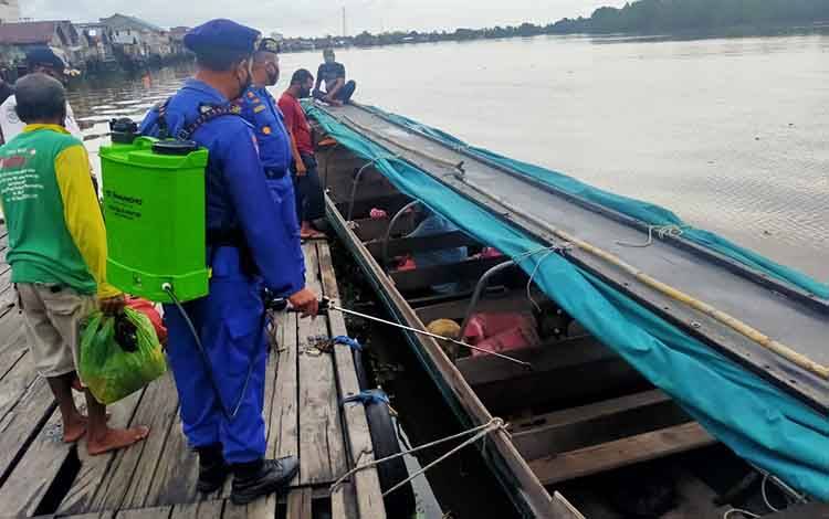 Polairud Polres Seruyan Sterilisasi Angkutan Sungai