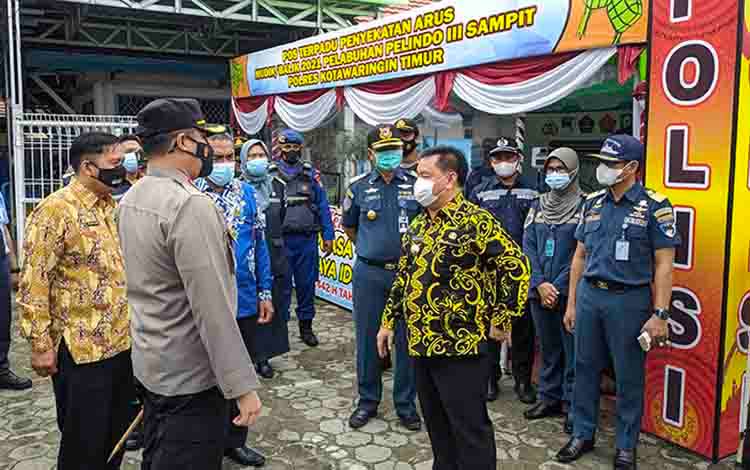 Bupati Kotim Bersama Kapolres Pantau Pos Penyekatan Arus Mudik