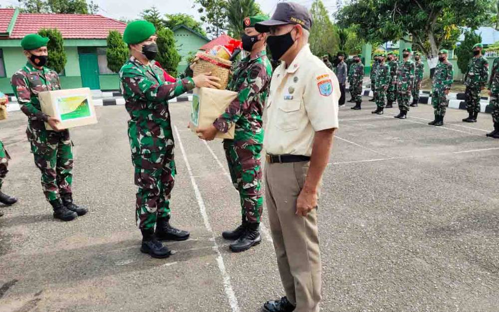 Dandim 1013/Muara Teweh Berikan THR Bingkisan Lebaran Kepada Prajurit dan PNS