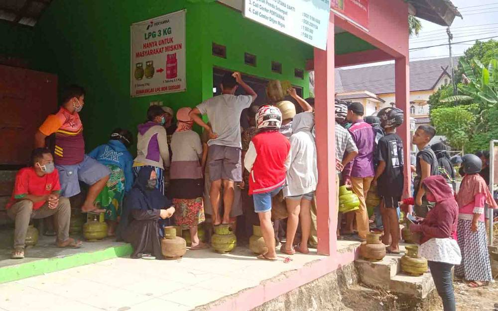 Antrian elpiji 3 kilogram di pangkalan, Viktor A Ngindra Tamiang Layang.