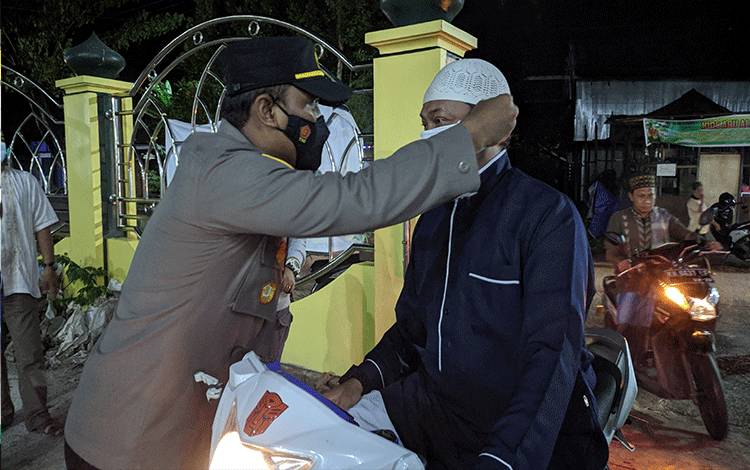 Bupati Kotim Tertibkan Jemaah Masjid Tidak Pakai Masker dan Protokol Kesehatan