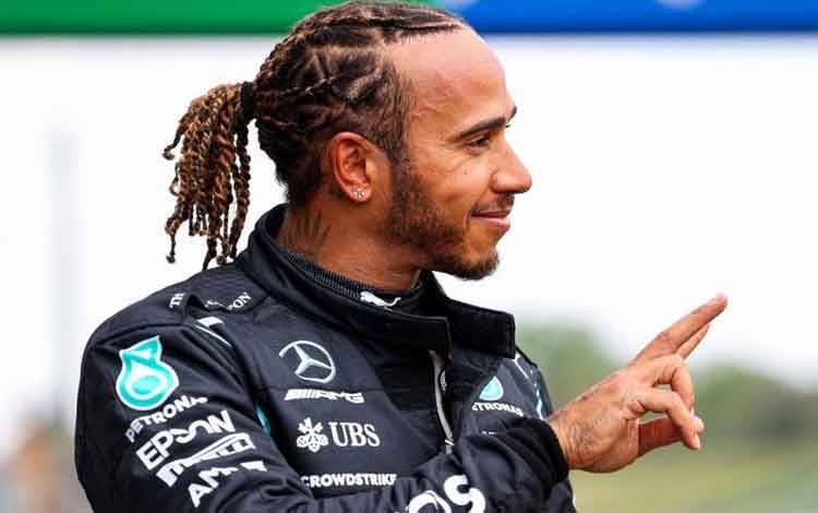 Pebalap tim Mercedes Lewis Hamilton bereaksi setelah babak kualifikasi Grand Prix Emilia Romagna di Autodromo Internazionale Enzo e Dino Ferrari, Imola, Italia. (17/4/2021)