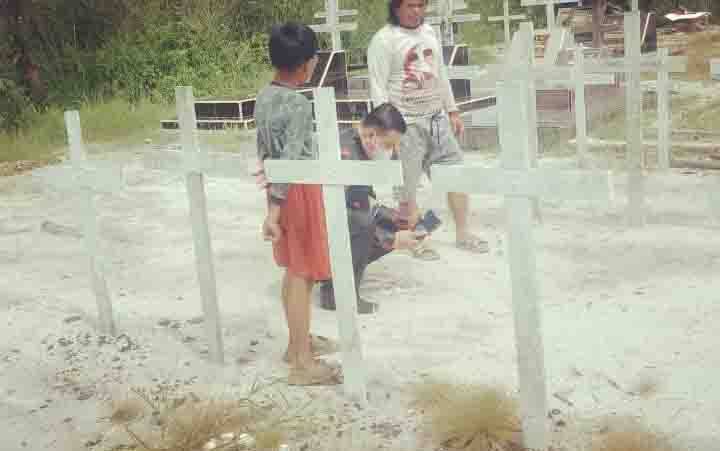 Makam yang di rusak di Jalan Jenderal Sudirman Km 6 Sampit. Sementara itu, Ketua DPRD Kotim, Rinie Anderson meminta polisi menangkap oknum pengrusak makam tersebut.