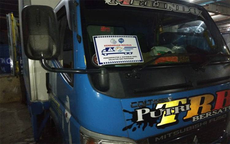 Truk yang dipasang stiker yang menunjukkan angkutan khusus pengangkut logistik perikanan. ANTARA/HO-KKP