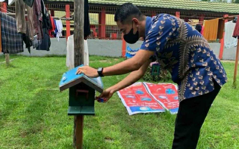 Tingkatkan Pelayanan WBP, Petugas Rutan Kuala Kapuas Rutin Cek Kotak Saran dan Pengaduan di Blok Hunian