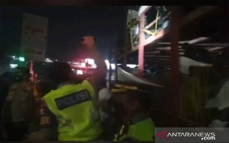 Petugas Ditlantas Polda Metro Jaya temukan pemudik sembunyi di truk pengangkut sepeda motor yang akan melintasi GT Cikupa, Tangerang, Sabtu (5/8). ANTARA/HO-Polda Metro Jaya