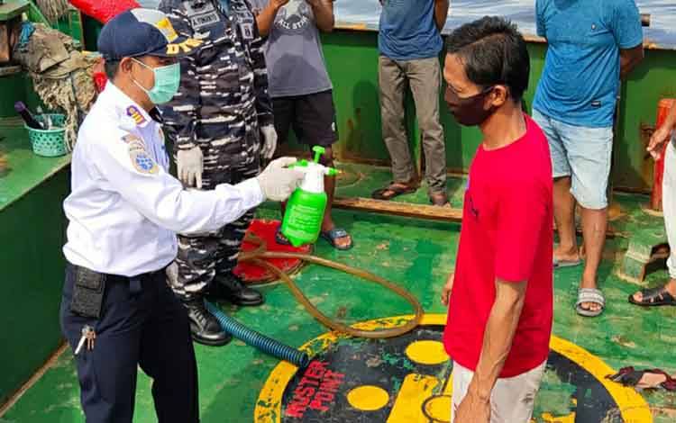 Cegah Covid-19, Dishub Terus Lakukan Pemeriksaan Kapal Melintasi DAS Kapuas
