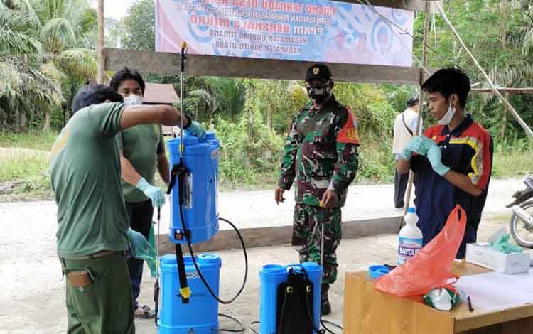 Babinsa Koramil 1013-01/Kandui Bersama Tim Satgas Covid-19 Lakukan Penyemprotan Disinfektan