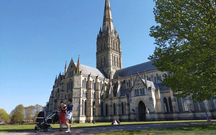 Warga lokal dan wisatawan tampak mulai mengunjungi taman dan tempat wisata di Salisbury, Inggris, dua pekan setelah pencabutan kebijakan "lockdown" (ANTARA/Munawir Aziz)