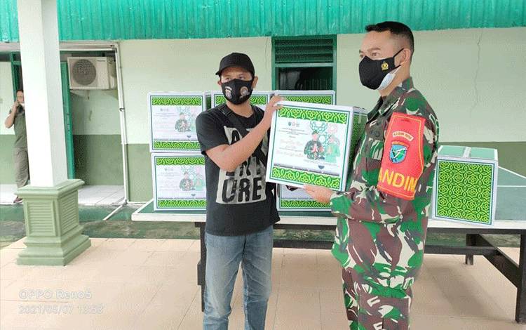 Dandim Pangkalan Bun Beri Bingkisan Hari Raya ke Insan Pers
