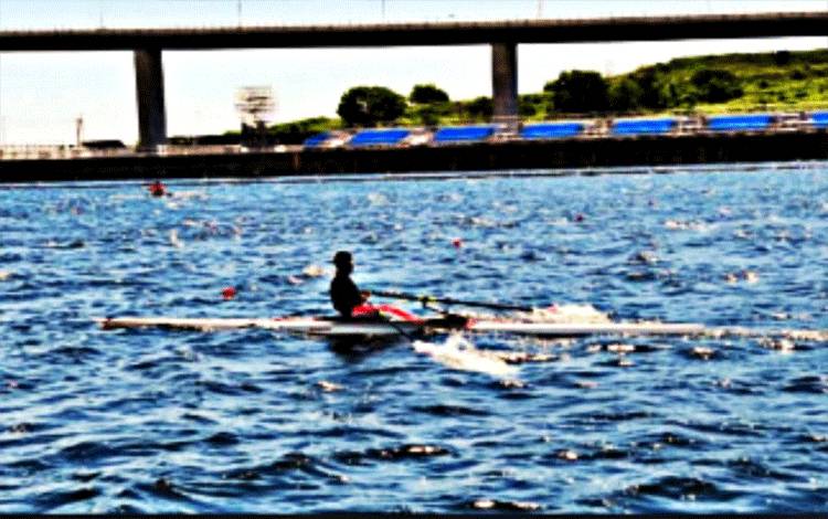 Seorang atlet rowing Indonesia melakukan latihan di Sea Forest Waterway, Tokyo, Jepang, Minggu (2/5/2021). ANTARA/HO/PB PODSI (.)