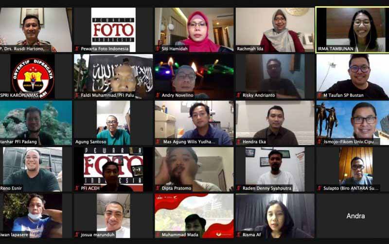 Diskusi daring memperingati Hari Kebebasan Pers Dunia diselenggarakan Pewarta Foto Indonesia (PFI) Pusat bertajuk "Sinergitas Pers dan Polri", Sabtu (8/5/2021). (foto : ANTARA/HO- PFI Pusat)