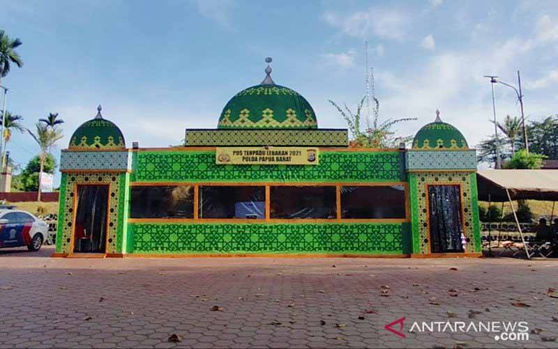 Pos Terpadu Lebaran Polda Papua Barat Didesain Unik Mirip Masjid berlokasi di Jalan Pahlawan Sanggeng Manokwari Barat Provinsi Papua Barat. (foto : ANTARA/HANS ARNOLD KAPISA)
