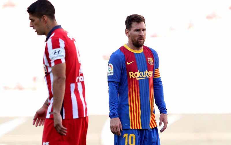 Ekspresi Lionel Messi (kiri) dan Luis Suarez setelah Barcelona bermain imbang lawan Atletico Madrid dalam pertandingan Liga Spanyol pekan ke-35 di Camp Nou, Barcelona, Spanyol pada 8 Mei. (foto : REUTERS/ALBERT GEA)