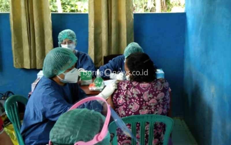 10 Lansia Ikuti Vaksinasi Covid-19 di Desa Tumbang Manyangan Gunung Mas