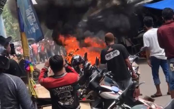 Kebakaran motor di kompleks Pasar Blauran Sampit, Minggu, 9 Mei 2021.