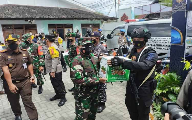 Danrem Panju Panjung Tinjau Pos Penyekatan Larangan Mudik di Kobar