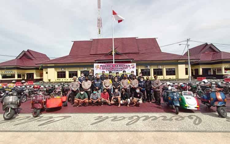 Kapolres Seruyan AKBP Bayu Wicaksono melepas keberangkatan komunitas SAS dan SENDAL melakukan bakti sosial membagikan paket sembako