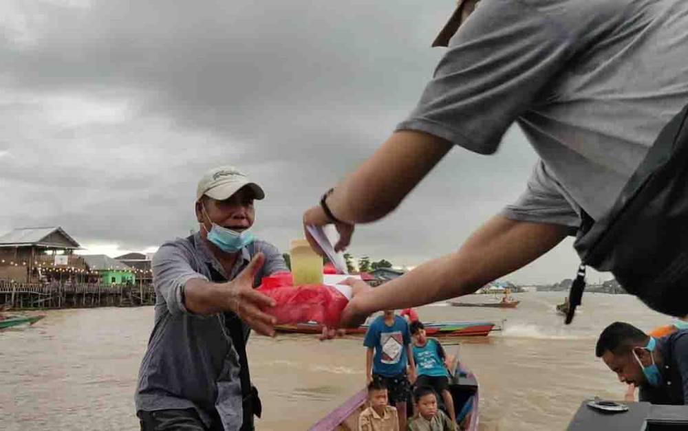 Karang Taruna - Hima Kobar Palangka Raya Bagi Takjil di Bantaran Sungai Arut
