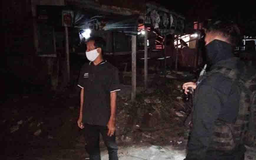 Pria Ini Berurusan dengan Polisi karena Bawa Obat Terlarang di Pos Kamling