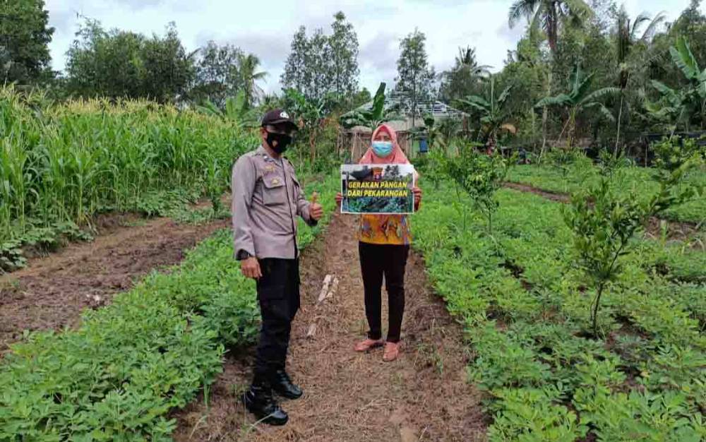 Sambangi Kebun Warga, Personel Polsek Selat Motivasi Kembangkan Tanaman Pangan