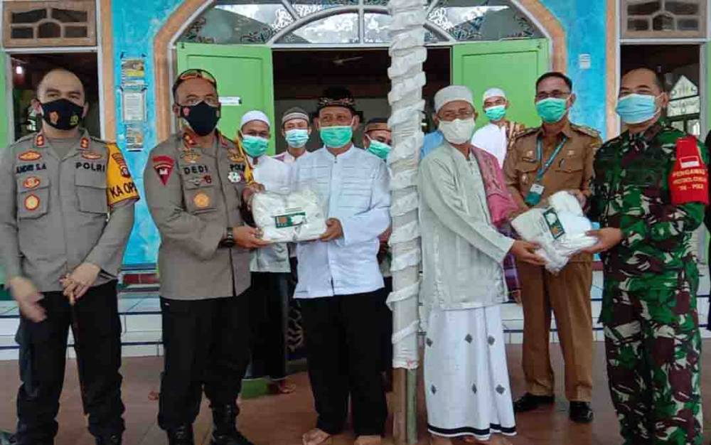 Disela Kunker ke Katingan, Kapolda Kalteng Beri Bantuan Masker kepada Pengurus Masjid Agung Ainul Yaqin