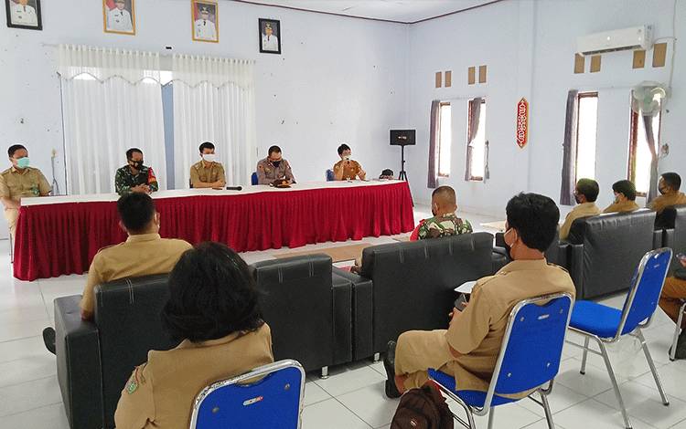 Camat Dusun Timur bersama, Kapolsek Dusun Timur, Danramil 1012-04 Tamiang Layang serta UPTD Puskesmas Tamiang Layang dan Jaar saat memberikan arahan kepada kepala desa.