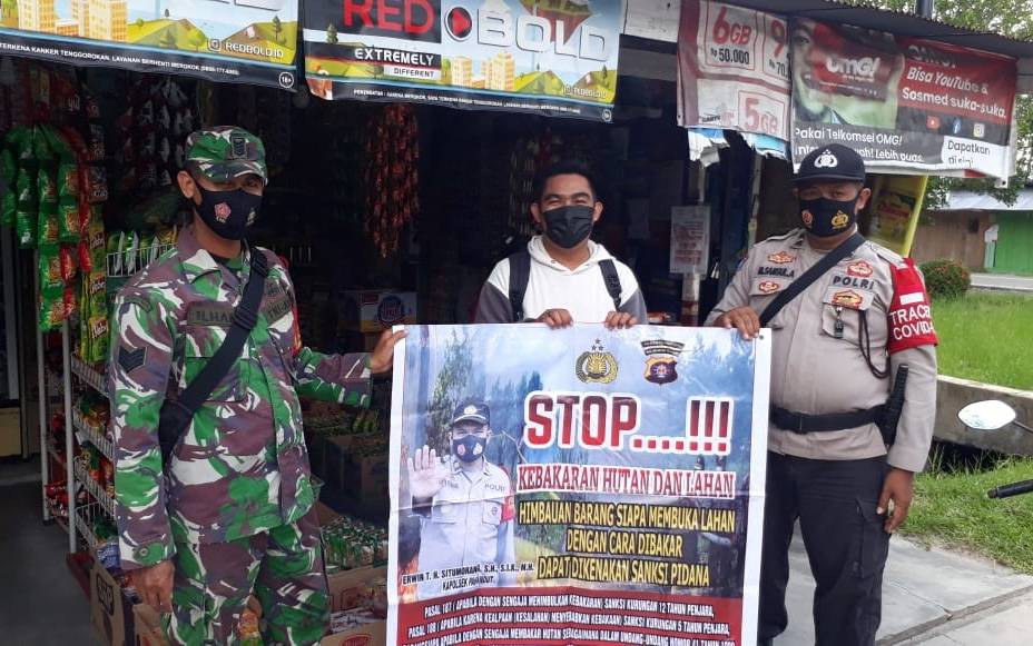 Duet Babinsa - Bhabinkamtibmas Langkai Ajak Warga Patuhi Protokol Kesehatan dan Cegah Karhutla