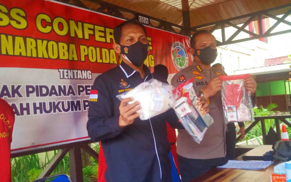 Para tersangka saat digiring anggota Ditresnarkoba Polda Kalteng