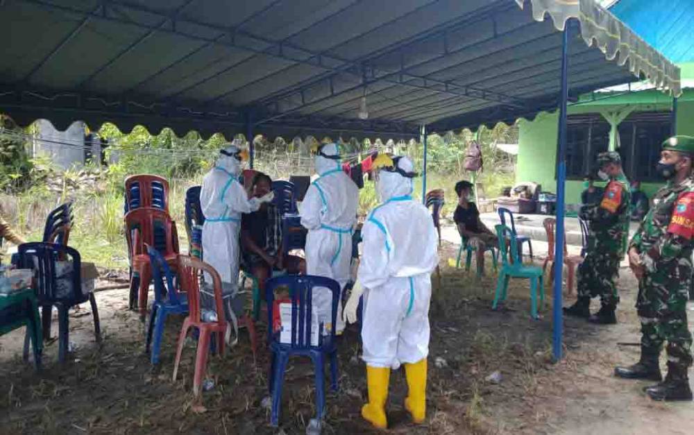 Babinsa Sumber Agung Dampingi Tim Medis Lakuakan Tes PCR Warga Binaan