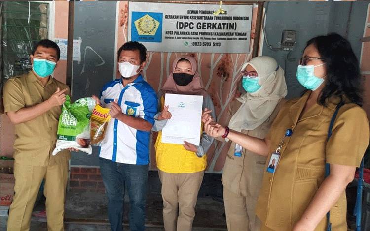 BKKBN Kalteng Bagi Bingkisan Lebaran Untuk Keluarga Tunarungu