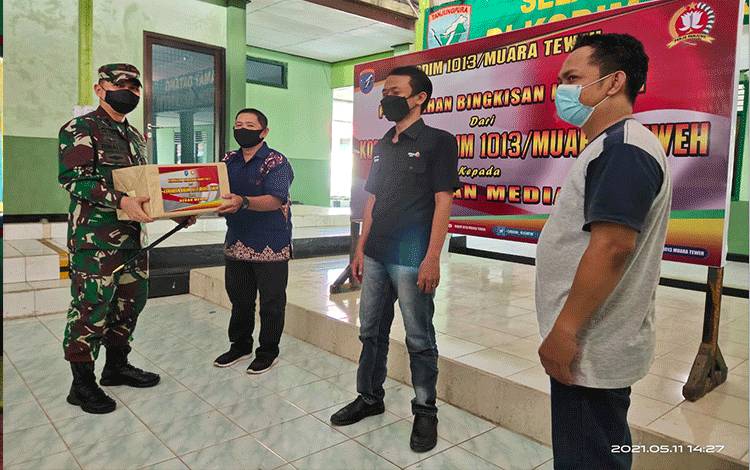 Dandim 1013 Muara Teweh Bagi Bingkisan Lebaran kepada Awak Media
