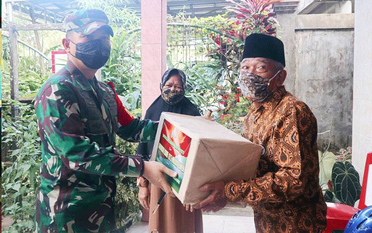 Jelang Idul Fitri, Dandim 1013 Muara Teweh Berikan Bingkisan Lebaran Kepada Purnawirawan dan Warakawuri